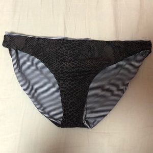 Acacia reversible bottom python and stripes